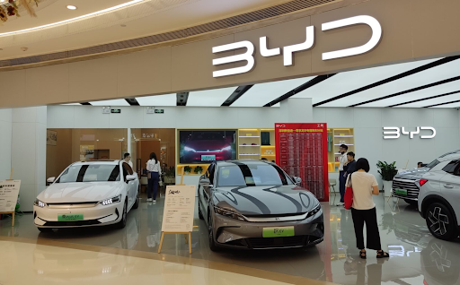 BYD vs le Marché : Le Géant Chinois de l’Électrique Domine les Ventes de Voitures à Lomé en 2026