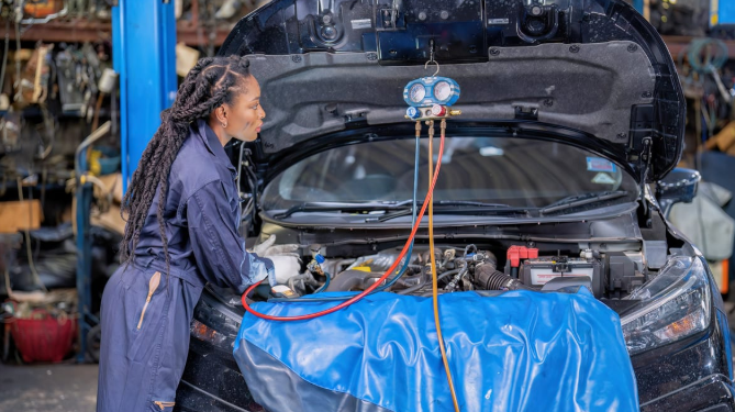 Top 10 Conseils Simples d&rsquo;Entretien Auto pour Affronter la Poussière des Routes de Lomé au Togo