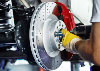 Entretien des Freins : Les Conseils Essentiels pour Survivre aux Routes Cahoteuses du Togo