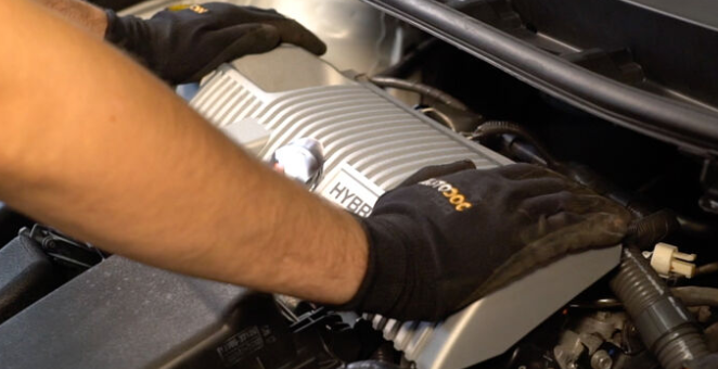 Remplacement des Bougies d&rsquo;Allumage sur les Toyota Populaires au Togo : Guide Complet Étape par Étape