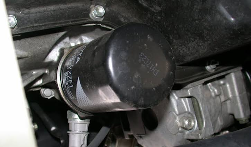 Entretien DIY : comment vérifier soi-même l&rsquo;huile, le filtre à huile et le filtre à air de sa voiture au Togo